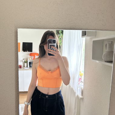 Top court orange
