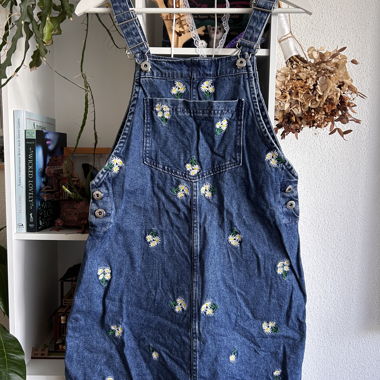Jeans-Latzkleid mit Blümchen