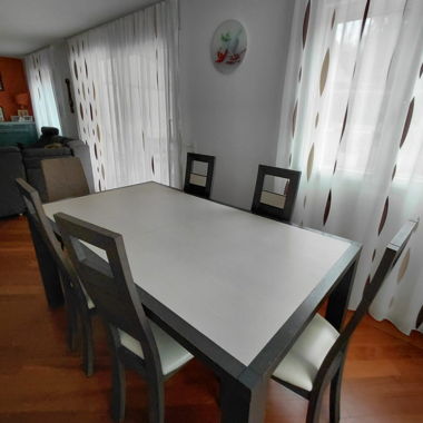 Tisch und 6 Stühle