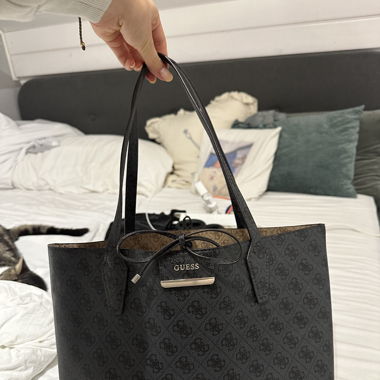 schwarze Guess Tasche