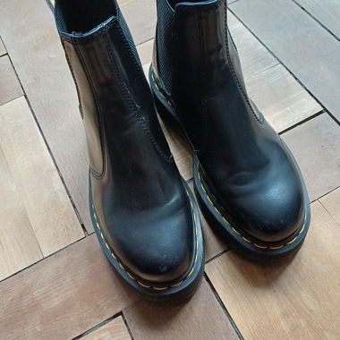 Stivaletti Chelsea con plateau Dr. Martens