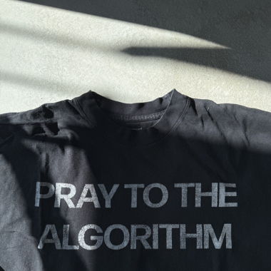 Schwarzes Shirt mit Print