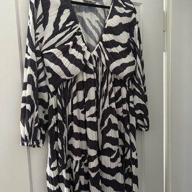 Zebragemustertes Kleid