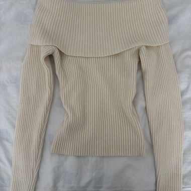 Maglione beige a coste con spalle scoperte