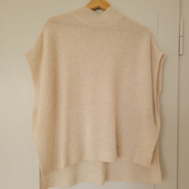Sehr weiter ärmelloser Pullover mit Stehkragen, Seitenschlitzen