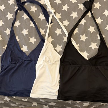 Drei Neckholder Tops