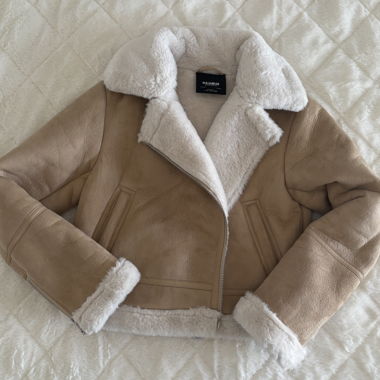 Kurze Camel-Jacke mit Futter aus Kunstpelz