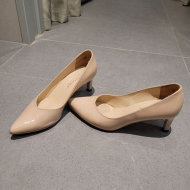 Scarpe con tacco in vernice rosa