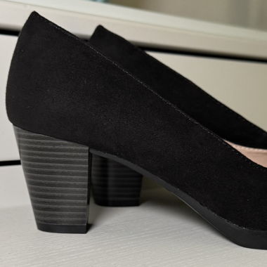 schwarze Pumps 