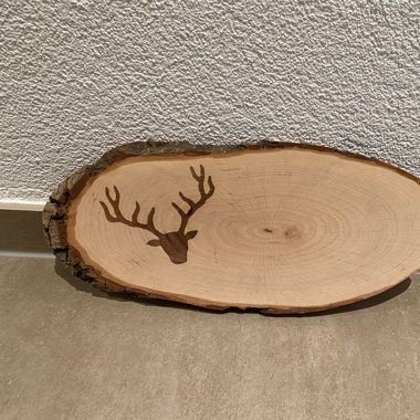 Holzbrett mit Hirschkopf