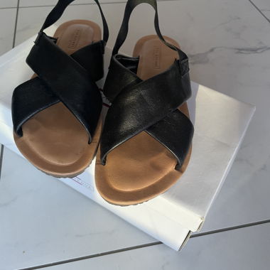 Sandali neri con cinturino elastico