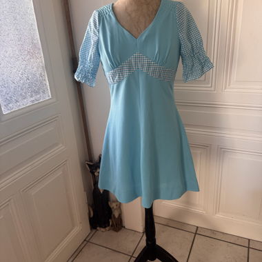 Blaues Kleid mit Vichy-Ärmeln
