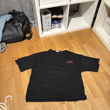 Schwarzes T-Shirt mit Backprint