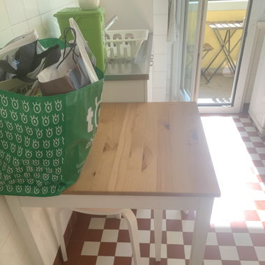 Table avec deux chaises