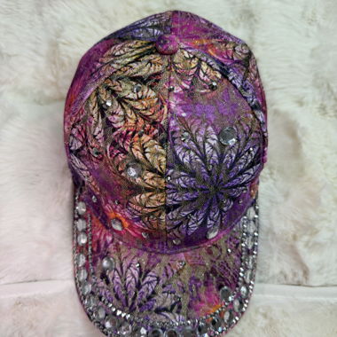Casquette violette ornee avec perles
