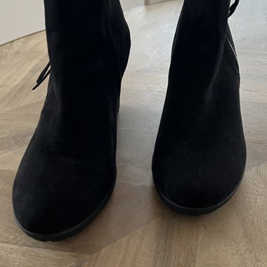 Schwarze Keilabsatz-Stiefeletten
