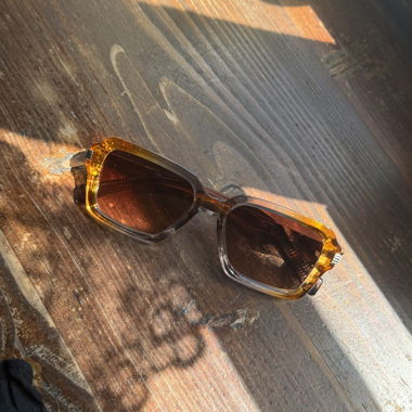 Sonnenbrille mit eckigem Rahmen