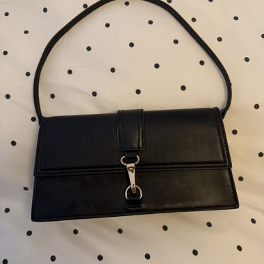 Sac noir porté épaule