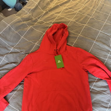 Pull et short de la marque Erima