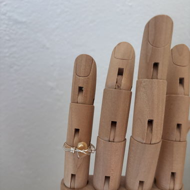 Silbriger Ring mit hellbraunem Stein