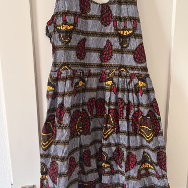 Gemustertes Sommerkleid handgeschneidert