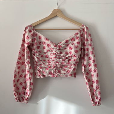 blusa bianca con fiori rosa