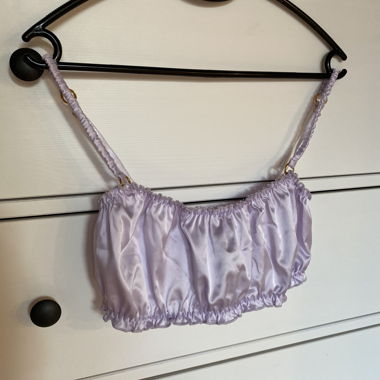 Lilafarbene Satin-Bralette