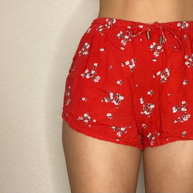 Short rouge fleuri 