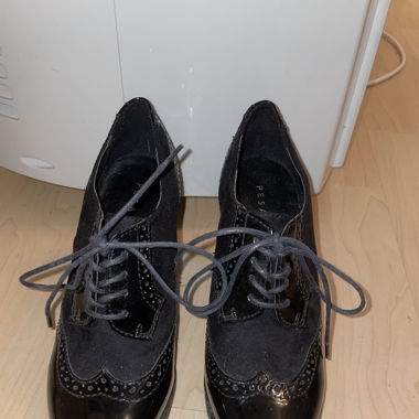 Schnürschuhe mit Absatz