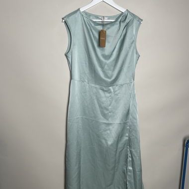 Vestito midi in raso verde menta