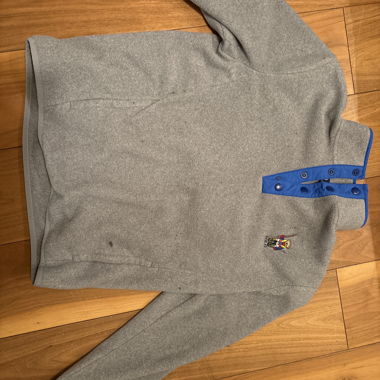 Pull polaire gris pour enfant avec patte de boutonnage