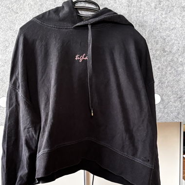 Schwarzer Pullover 