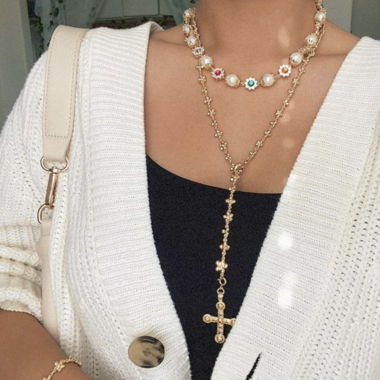 En route Daisy Cross Necklace Set