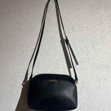 Sac à bandoulière noir avec détails dorés