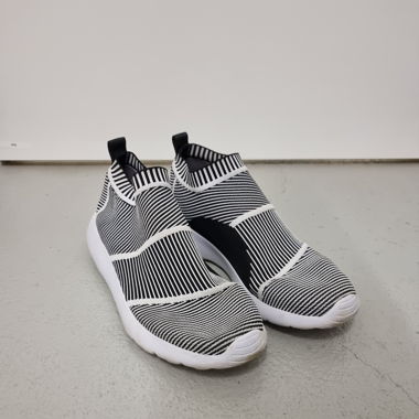 schwarz-weisser Sneaker von DUOZOULU