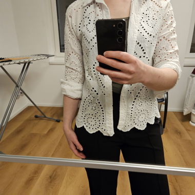 Chemisier blanc en dentelle ajourée