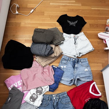 T-shirt, Hosen und Kleider