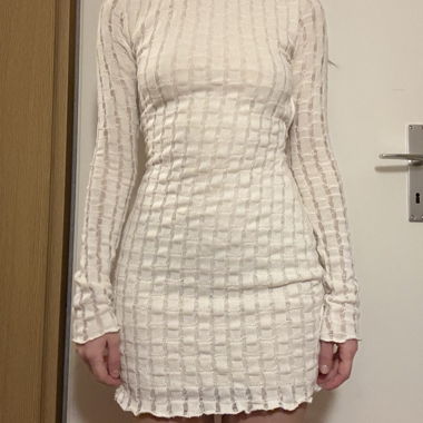 Kurzes weisses Kleid Rückenfrei lange Ärmel BERSHKA