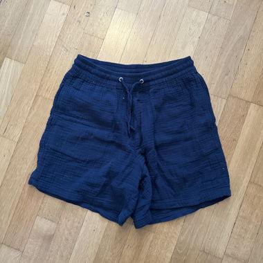 Kurzshorts aus blauem Gaze-Stoff