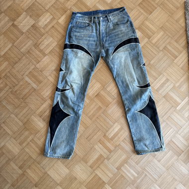 Jeans mit schwarzem Patchwork-Design