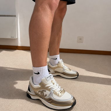 Sneakers Chanel bianche e dorate