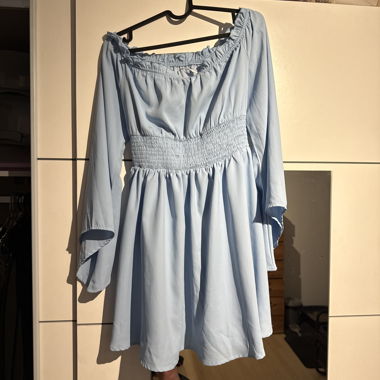 Abito con spalle scoperte azzurro chiaro