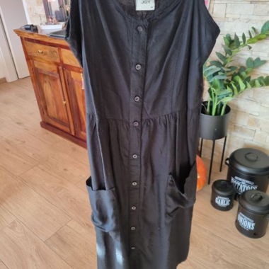 Schwarzes Midi-Kleid mit Knöpfen