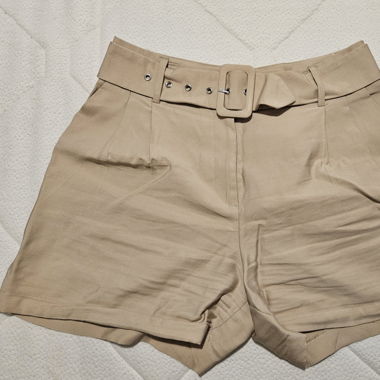 Short beige avec ceinture