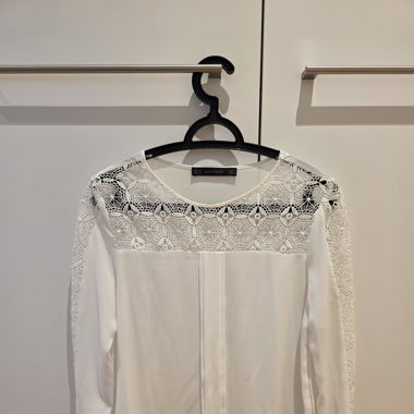 Weisse Bluse mit Spitzdetails