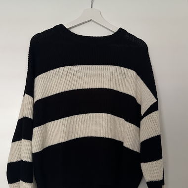 Maglione a righe nero e bianco