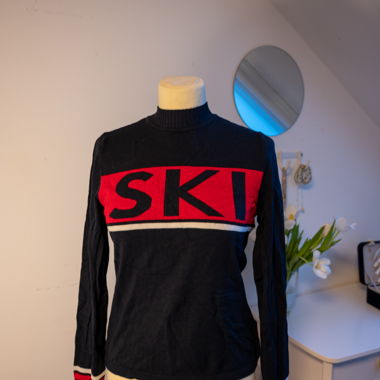 Après-ski sweater with red accents