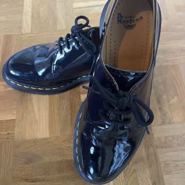 Dr. Martens Lackschuhe