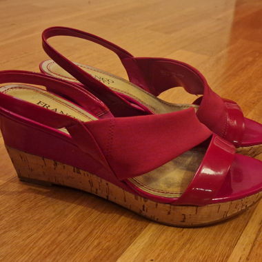 Sandalen mit Keilabsatz aus rotem Stoff, Lackoptik und Kork