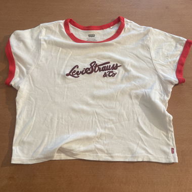 Levi's T-Shirt mit rotem Rand